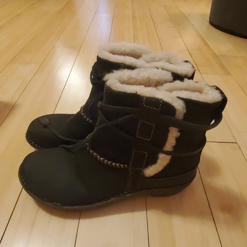 UGG Black Cove Short Boots Size 8
